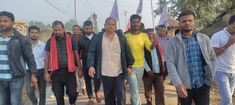मतदातामाझ लाेकप्रिय बन्दै स्वतन्त्र उम्मेद्वार सिंह