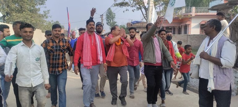 सुगाैलिमा स्वतन्त्र उम्मेद्वार सिंहलाई भव्य स्वागत, मतदाता भन्छन् : यसपालीकाे मतदान खेर जाँदैन