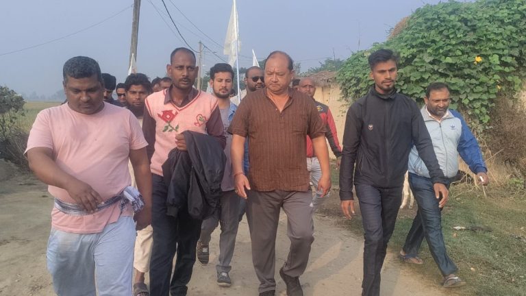 विन्ध्यवासिनीमा स्वतन्त्र उम्मेद्वार सिंहकाे घरदैलाे, मतदाताले गरे भव्य स्वागत
