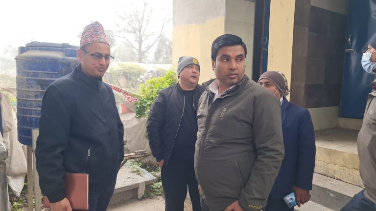 कोभिड भित्रिन नदिन वीरगञ्ज नाकामा उच्च सतर्कता, हेल्थ डेस्कको मेयर सिंहले गरे अनुगमन