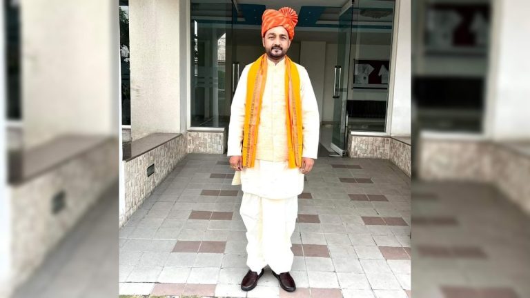 मधेशको पहिरन झल्काउदै भोजपुरी भाषामा सपथ लिन्छु : प्रदिप यादव
