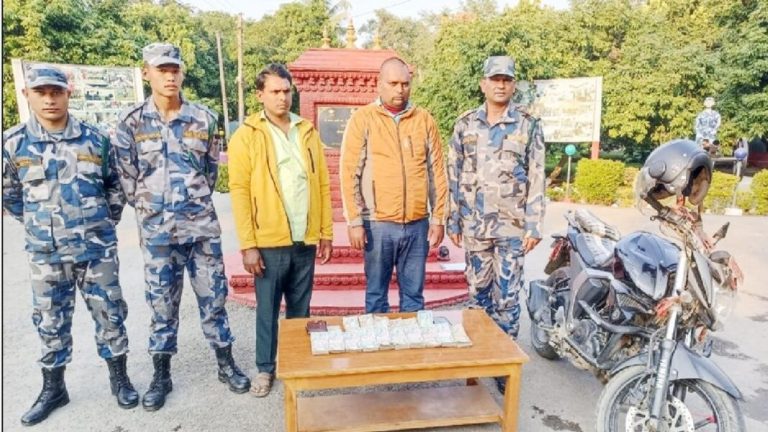 श्रोत नखुलेको १२ लाख रुपैया सहित दुई जना पक्राउ