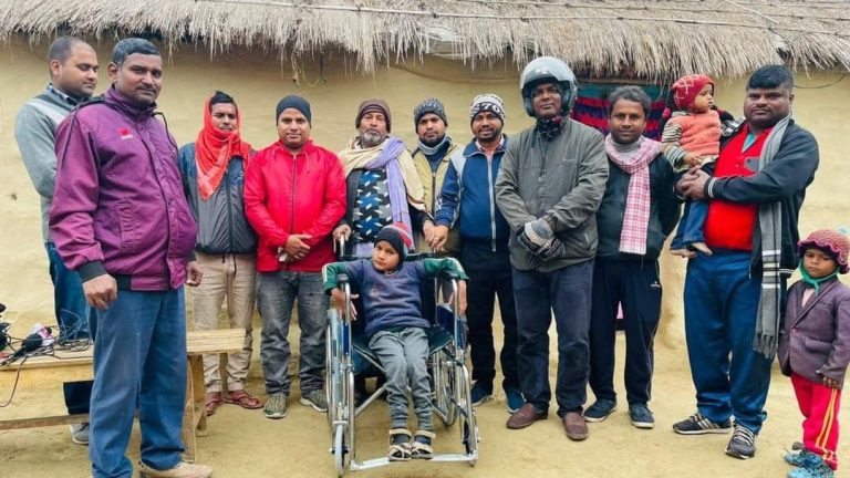 अपाङ्गता भएकी बालिकालाई ह्वील चेयर सहयोग
