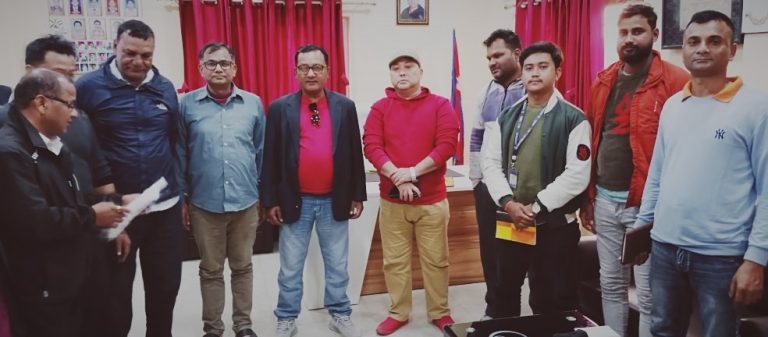 मेयर सिंहकाे निर्देशनपछि वीरगञ्जमा जथाभावी टांगिएका तार हटाउन सेवा प्रदायक सहमत