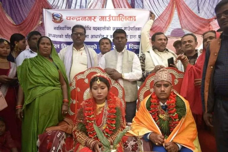 २० वर्ष पुरागरि विवाह गर्ने दुलहीलाई गाउँपालिकाद्वारा ५० हजार रुपैयाँ हस्तान्तरण