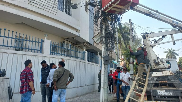 अव्यवस्थित तार हटाउन महानगरको अभियानमा जुटे सेवा प्रदायक