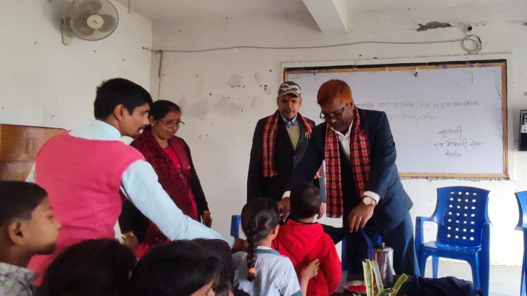राज होजियारीको सहयोगमा विधार्थीलाई न्यानो लुगा वितरण