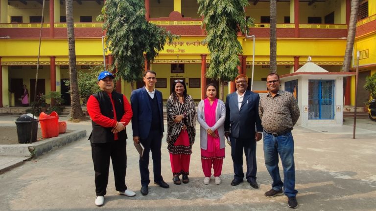 सामुदायिक विद्यालयमै पुगेर विद्यार्थीका समस्या बुझ्दै मेयर सिंह (फोटोफिचर सहित)