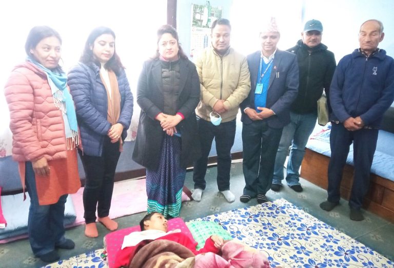 अपाङ्गता भएको घरमा सिडिओ शर्मा आफैं नागरिकता प्रमाण पत्र लिएर पुगेपछि…