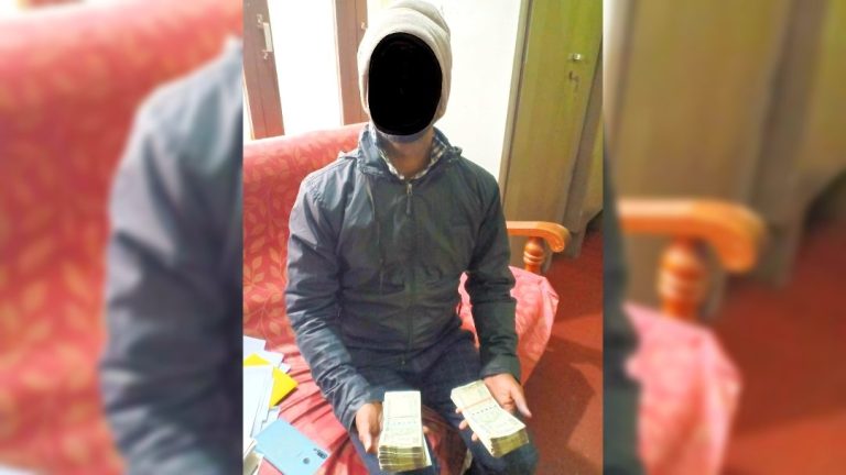 प्रतिबन्धित भारतीय नोट सहित एक युवक पक्राउ