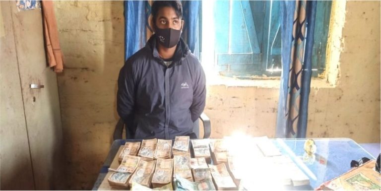 श्रोत नखुलेको १२ लाख २० हजार रुपैयाँसहित १ जना पक्राउ