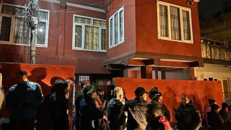 श्रीमती र छोरालाई आफन्तकोमा पठाएर छोरीको छुरा प्रहारबाट हत्या गरी आफै आत्महत्या
