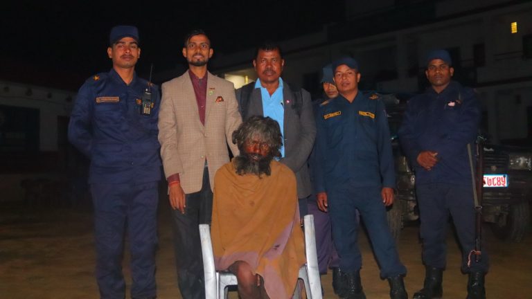 खुल्ला आकाशमुनि कष्टकर जीवन विताइरहेका एक जनाको उद्धार