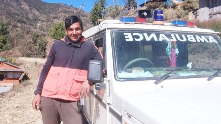 निःशुल्क एम्बुलेन्स चलाउँदै वडासदस्य थापा