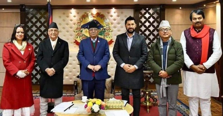 एक महिना नपुग्दै सत्तारूढ गठबन्धन फुटने सँघारमा