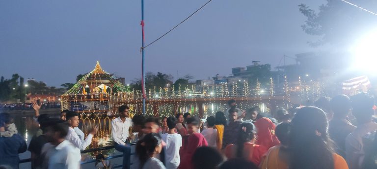 उदाउँदो सूर्यलाई अर्घ दिँदै चैती छठ सम्पन्न