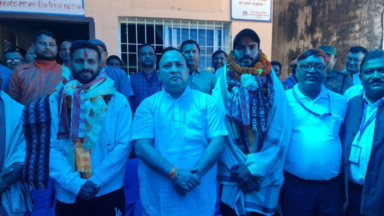 उत्कृष्ट प्रदर्शन गरेका वीरगन्जका दुई क्रिकेट खेलाडीलाई महानगरद्वारा भव्य स्वागत तथा सम्मान