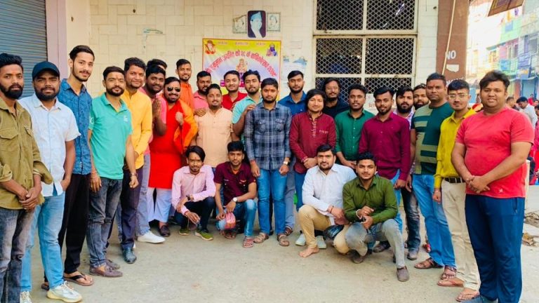चिया पसल अगाडि युवाहरुले गरे सामुहिक हनुमान चालीसाको पाठ