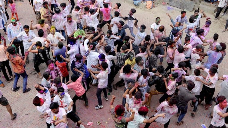तराई–मधेसमा होली मङगलबार परेपनि आज मनाइँदै