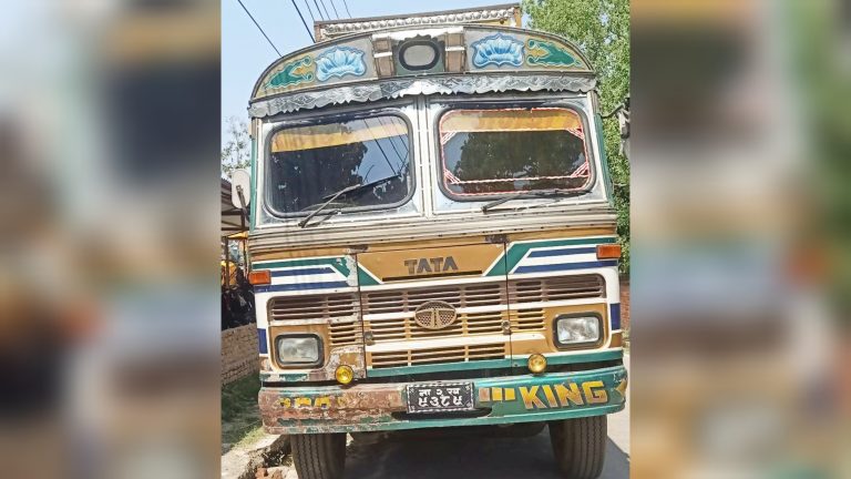 साठी लाख मुल्य बराबरको समान सहित ट्रक प्रहरी नियन्त्रणमा