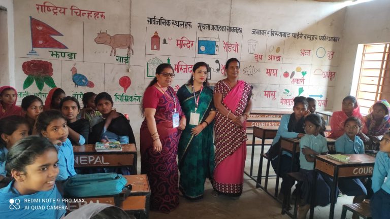 किशोरीहरुलाई सेनेटरी पैड बितरण र प्रयोग गर्ने बिधि बारे जानकारी गराइयो ।