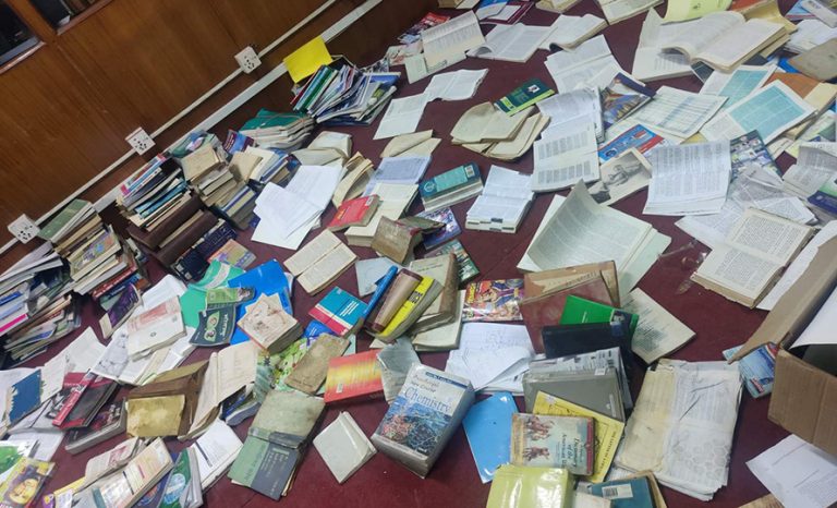 छानो चुहिएर भिज्न थाल्यो सार्वजनिक पुस्तकालयको पुस्तक