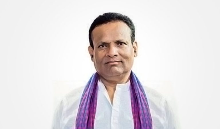 जसपाका केन्द्रीय सदस्य तथा पुर्व सांसद रौनियार एमालेमा प्रवेश गर्दै