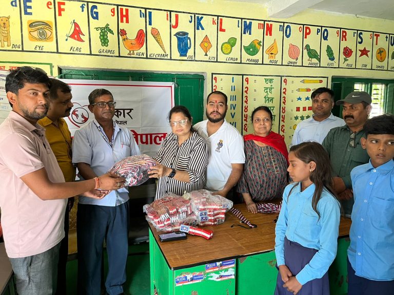 उपकार सेवा नेपालद्वारा २ सय ३७ जना बालबालिकाहरुका लागि टाई र बेल्ट सहयोग