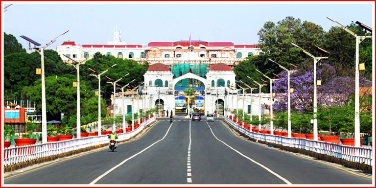 सत्ता र शक्तिको पहुँच वरिपरि घुम्ने कर्मचारी सधैँ सिंहदबारमा