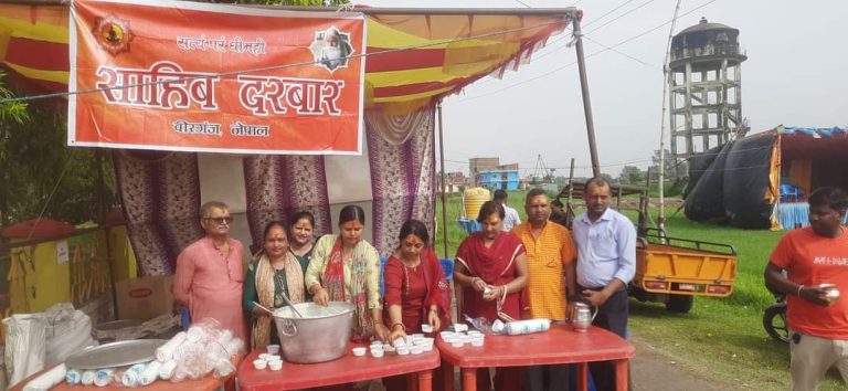 पशुपति मन्दिरमा साहिब दरबारले गर्यो प्रसादी वितरण