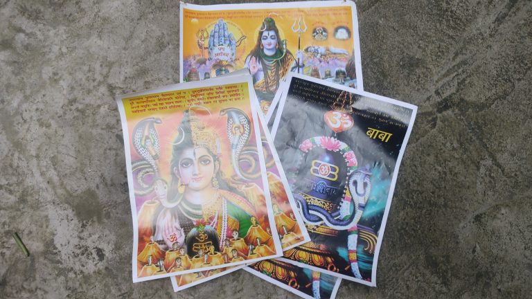 आज नागपञ्चमी पर्व  नागको पूजा अर्चना गरी घरका मूलढोकामा तस्बिर टाँसेर मनाइँँदै