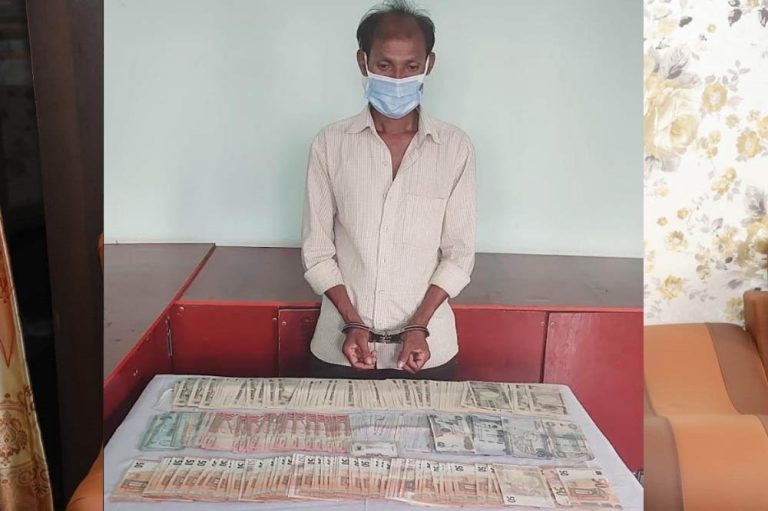 विदेशी मुद्रासहित भारतीय नागरिक पक्राउ