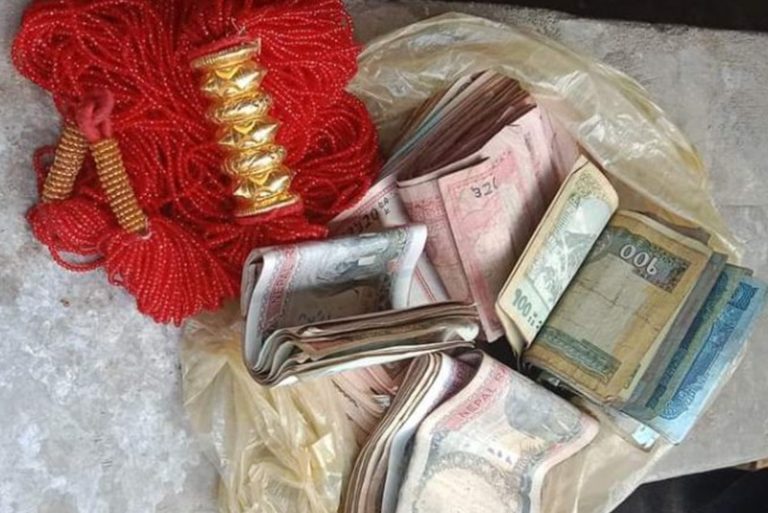 चोरी गरेको समान चोरले आफै फिर्ता गरेपछि