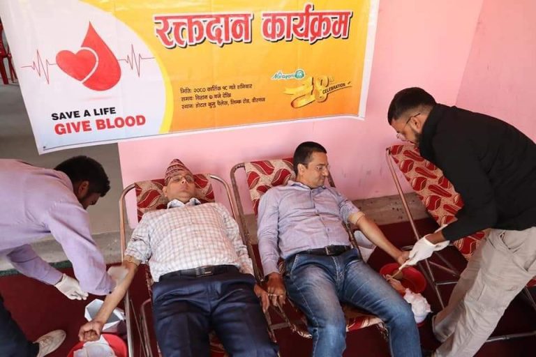 नारायणी एफएमले आयोजना गरेको कार्यक्रममा ७ महिलासहित ५३ जनाले गरे रगत दान