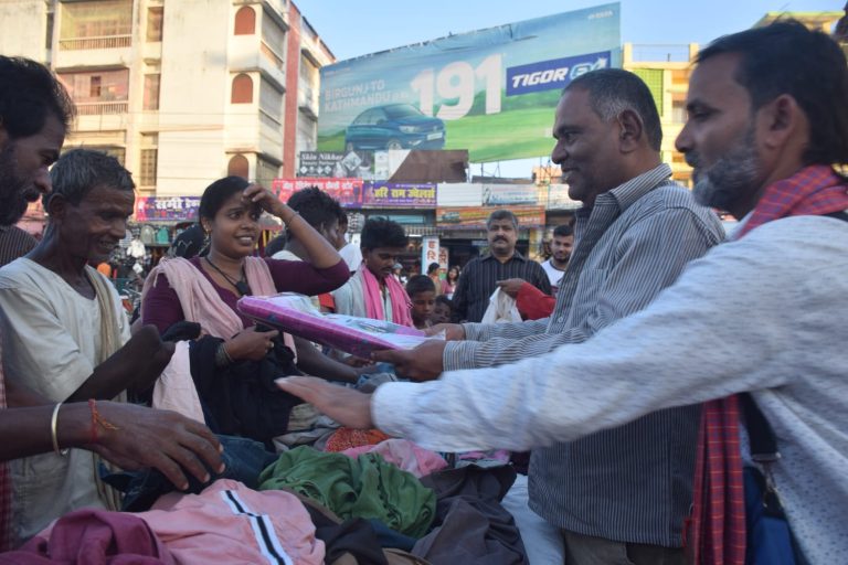 छठ पर्वको अवसरमा वीरगन्ज कपडा बैंकद्वारा नि:शुल्क कपडा वितरण