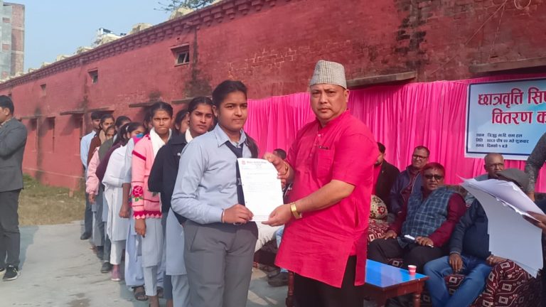 वीरगंज महानगरले ९ र ११ का विद्यार्थीहरूलाई छात्रवृत्ति वितरण गर्यो