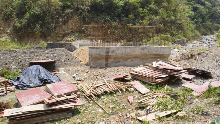 निर्माणाधीन पुलको सामान चोरि भएपछि काम बन्द