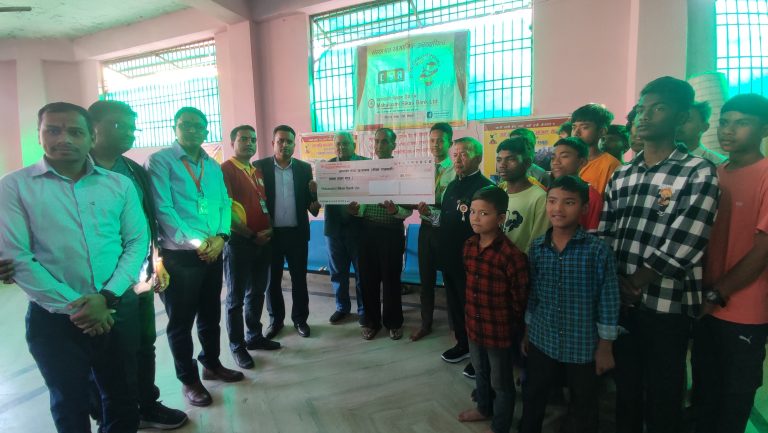 महालक्ष्मी विकास बैंकद्वारा आमाको माया छात्रावासमा एक बालकलाई छात्रवृत्ति प्रदान