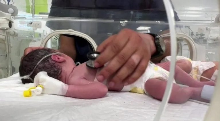 इजरायली आक्रमणमा मारिएकी महिलाको गर्भबाट निकालिएकी बालिकाको पनि मृत्यु