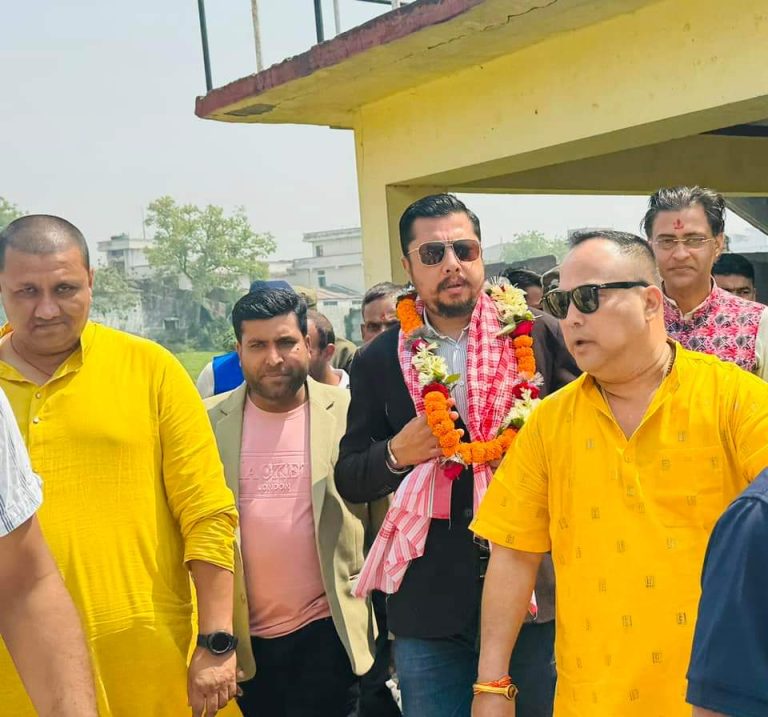 नारायणी रंगशाला पुर्ननिर्माण गर्न खेलकुद मन्त्री श्रेष्ठलाई मेयर सिंह तथा स्थानीयको आग्रह