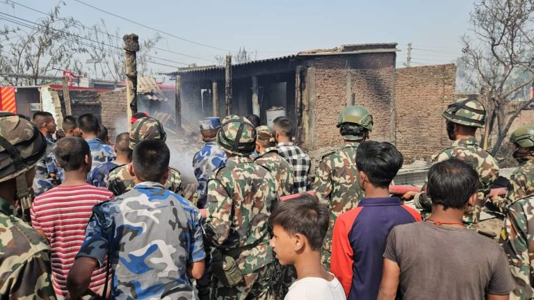 बिहानैदेखि लागेको भीषण आगलागीबाट सयौं घर खरानी