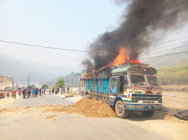 केमिकल बोकेको ट्रकमा आगलागी