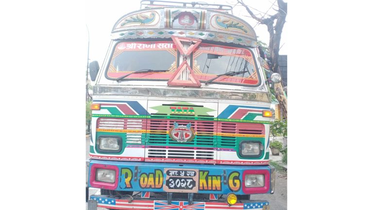 ८१ लाख रुपैयाँ बढीको सामान लोड रहेको ट्रक पर्सा प्रहरीको नियन्त्रणमा
