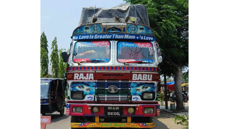 ५१ लाख रुपैयाँ बढीको हार्डवेयर तथा औषधी लोड रहेको ट्रक प्रहरीको नियन्त्रणमा