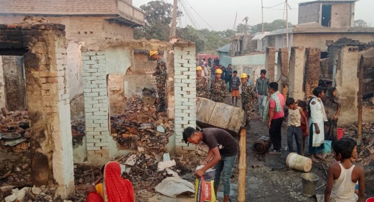 सर्लाही : भीषण आगलागी हुँदा सय बढी घर जलेर नष्ट
