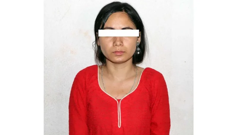 अनलाइनमा अंग प्रदर्शन गरेर यौनधन्दा सञ्चालन गर्ने एक किशोरी पक्राउ