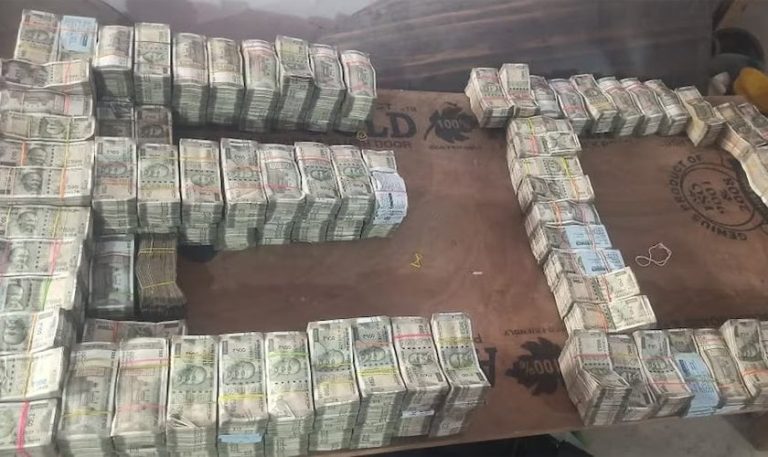 १५ हजार मासिक तलब खाने कर्मचारीको घरमा ३० करोड भेटिएपछि…