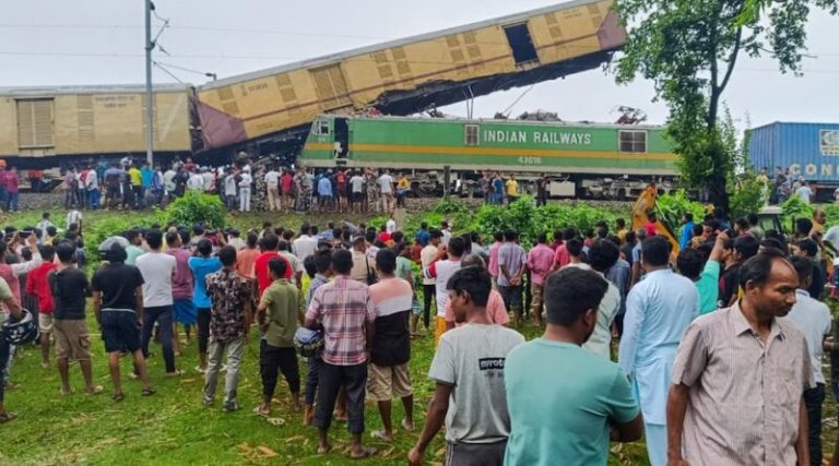 भारतमा  दुई वटा रेल ठोक्किएर दुर्घटना हुँदा १३ जनाको मृत्यु