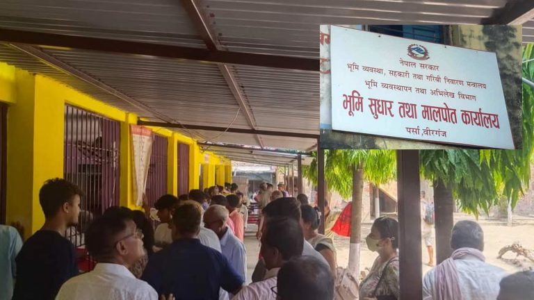 प्रचण्ड गर्मीमा बिना पंखा जस्तापाताको छाप्रोमा लाइन लाग्न बाध्य सेवाग्राही