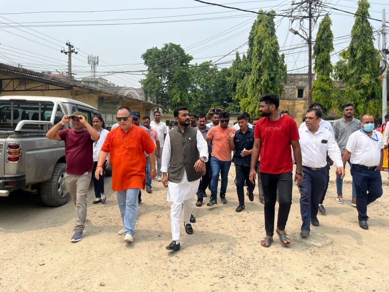 स्वास्थ्य मन्त्री यादवले गृह नगरस्थित नारायणी अस्पतालको गरे अनुगमन